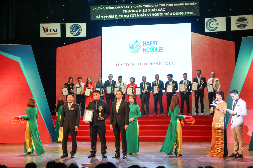 Công ty TNHH Thực Phẩm Hùng Hậu nhận giải thưởng tại buổi lễ