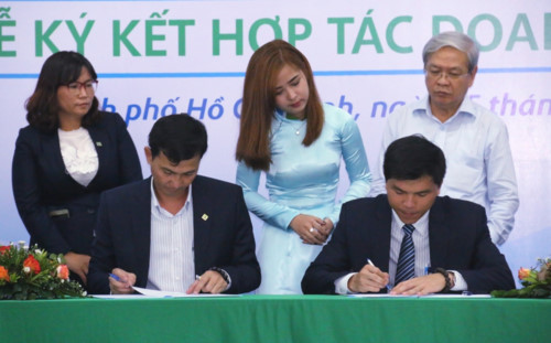 Công ty TNHH Thực phẩm Hùng Hậu (trái) ký cam kết việc làm cho sinh viên HEDU